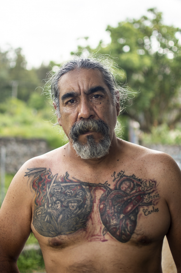 Jesús Villaseca muestra los tatuajes en su pecho, retratan su historia cubriendo el movimiento social en Atenco y la historia que le valió su segundo Premio Nacional de Periodismo