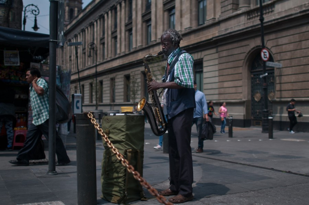 Un saxofonista toca en las calles del Centro Histórico de la Ciudad de México.