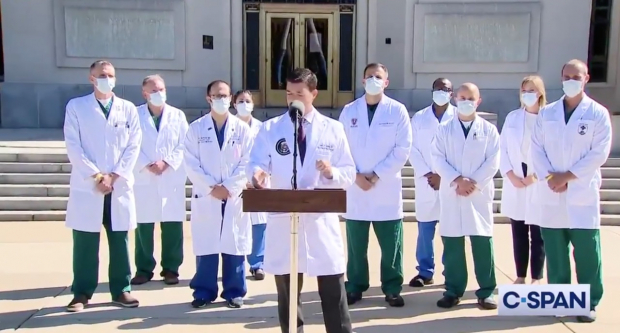 Sean Conley frente al equipo médico que trata a Donald Trump.