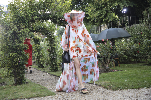 A una modelo posa con una creación de la colección de moda Kenzo Primavera-Verano 2021, el pasado 30 de septiembre en París.