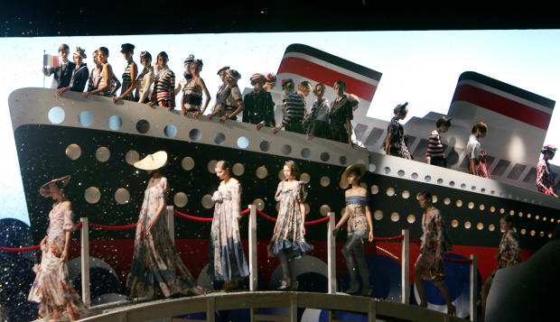 Modelos posan en la final de la presentación de la colección Kenzo Primavera / Verano, en 2005.