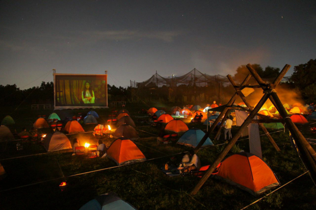 Puedes acampar y ver una película en Teotihuacan.