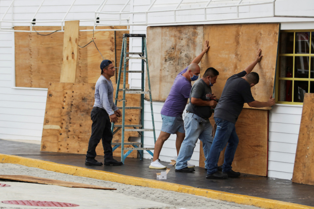En Puerto Morelos habitantes tapiaban puertas y ventanas para proteger sus hogares.
