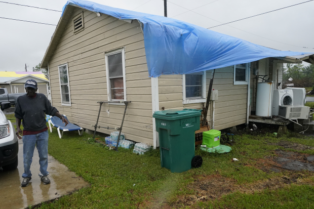 Un habitante de Luisiana se prepara para la llegada del huracán Delta.