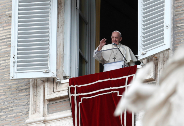 El Papa Francisco saluda a los feligreses, el pasado 4 de octubre.