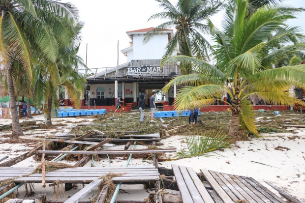 Destrozos que el huracán “Delta” dejó en la zona hotelera de Cancún, el miércoles pasado.