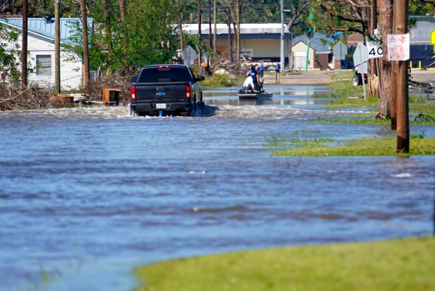 Un camión atraviesa las inundaciones en Luisiana tras paso de Delta.