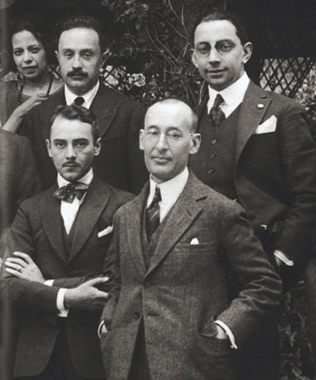 Palma Guillén, José Vasconcelos y Roberto Montenegro. Abajo, Carlos Pellicer y Julio Torri.