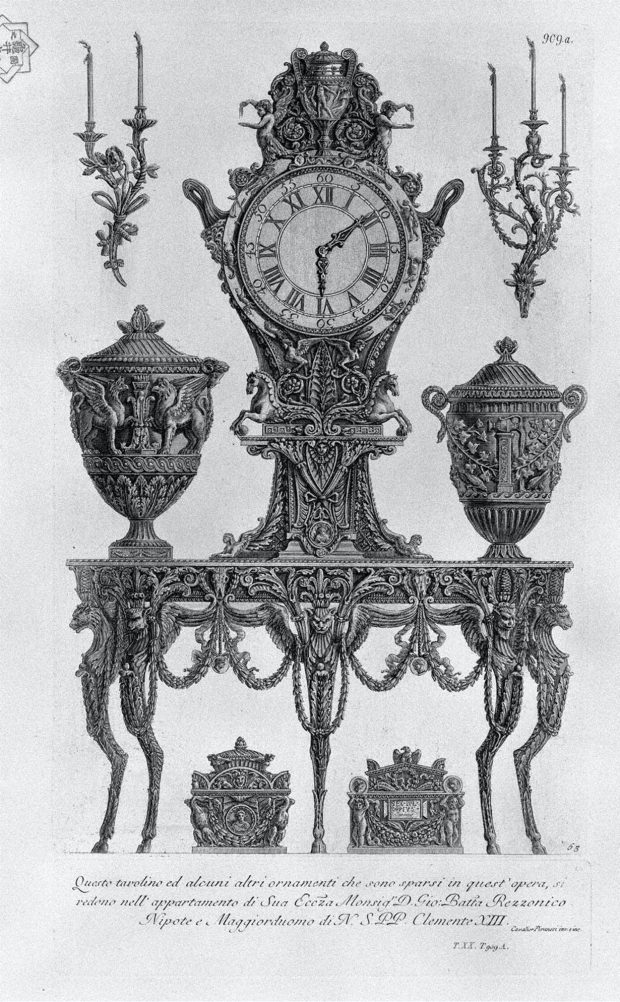Piranesi, una mesa de cinco patas, con reloj, vasos decorativos, candelabros de pared y dos urnas.