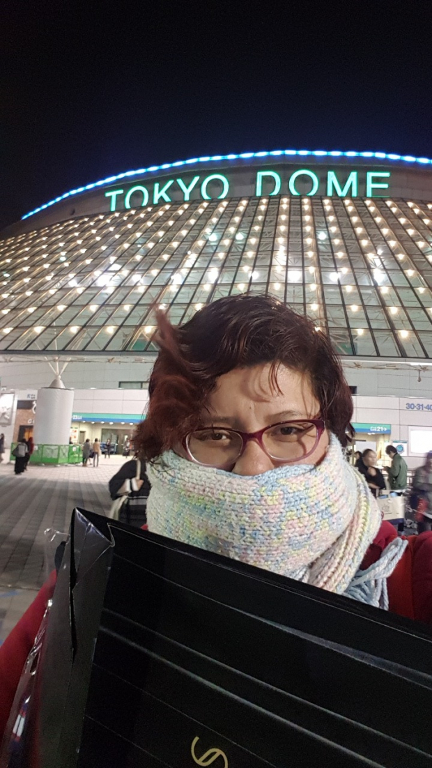 Carla afuera del Tokyo Dome