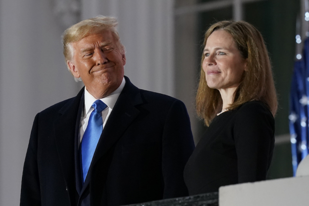 El presidente de Estados Unidos, Donald Trump y la jueza Amy Coney Barrett salen al balcón de la Casa Blanca después que el juez Clarence Thomas le tomó el juramento constitucional como jueza de la Corte Suprema, el pasado 26 de octubre.