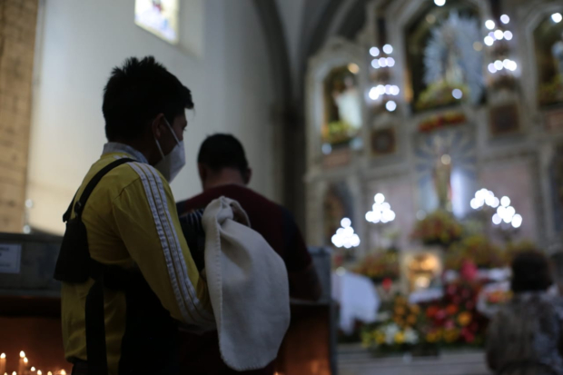 Por el Día de San Judas Tadeo, decenas de feligreses se reúnen en la iglesia de San Hipólito, en la Ciudad de México.