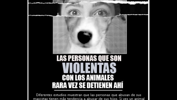 Cartel de una campaña de la ONG Personas por el Trato Ético de los Animales (Peta) en España, para alertar del vínculo entre el maltrato a los animales y otros tipos de violencia.