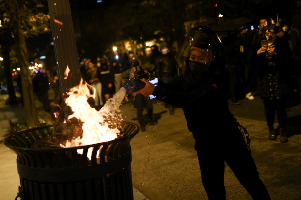 Algunos objetos fueron quemados durante la protesta.