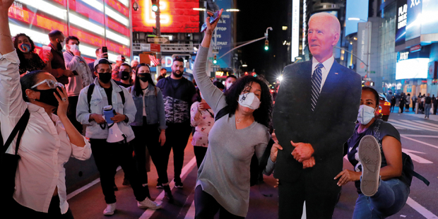 En Nueva York, jóvenes posan con un recorte de cartón del futuro presidente en inmediaciones de Times Square.