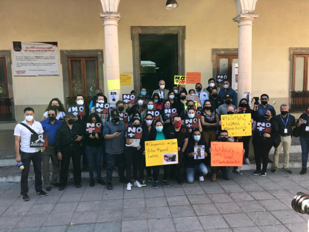 Periodistas se manifiestan frente al palacio municipal de Salamanca, Guanajuato, por el asesinato de Israel Vázquez, el martes pasado.