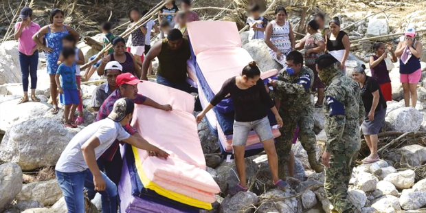 Elementos del Ejército siguen entregando apoyos a los miles de damnificados
por severas inundaciones en municipios de Tabasco, ayer.