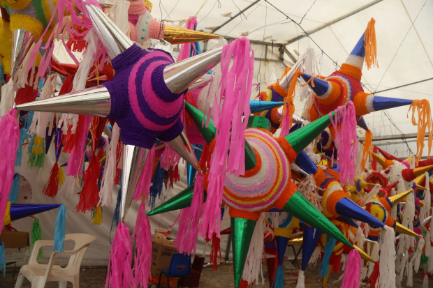 Piñatas en un mercado de México