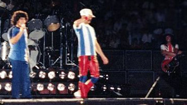 Maradona en el escenario con Queen