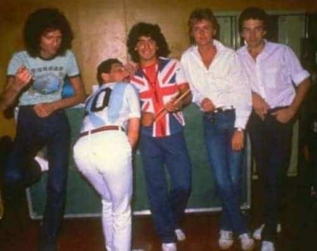 Queen con Maradona en el backstage