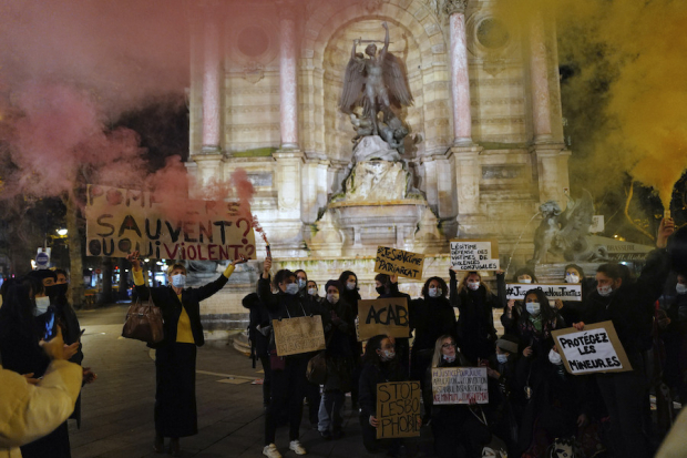 Francia. Protestas por el mundo para poner fin a la violencia contra la mujer.