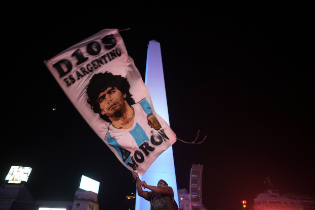 Fanáticos lo despiden en el Obelisco de Buenos Aires, ayer.