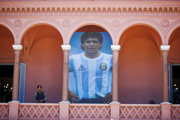 La Casa Rosada con una imagen del D10S, mientras vestía la playera
de la selección
de Argentina.