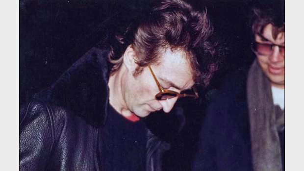 Paul Goresh, un fotógrafo aficionado, captó esta imagen de Lennon autografiando un disco para David Chapman, unas horas antes de que éste último asesinara al cantante.