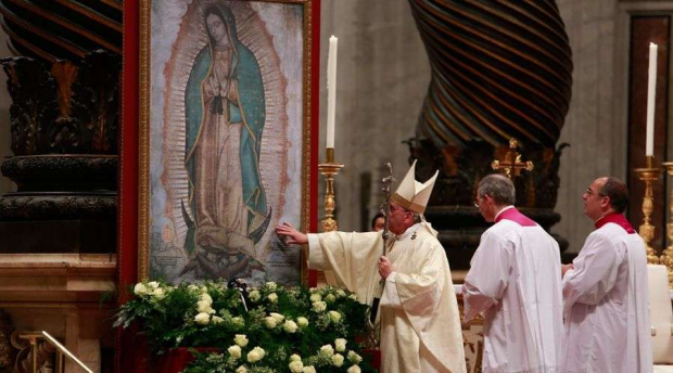Papa Francisco ante cuadro de la Virgen de Guadalupe en 2018