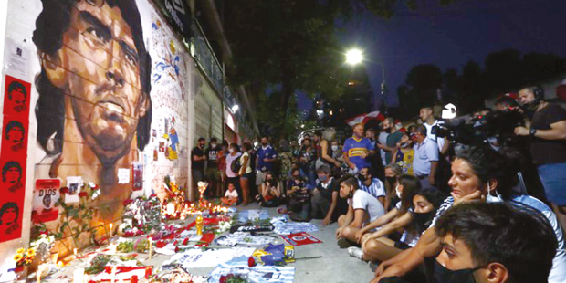 Cientos de personas se congregaron frente a murales con la imagen de El Pelusa, en canchas, estadios y la Casa Rosada para despedir al astro argentino, quien falleció el pasado 25 de noviembre.