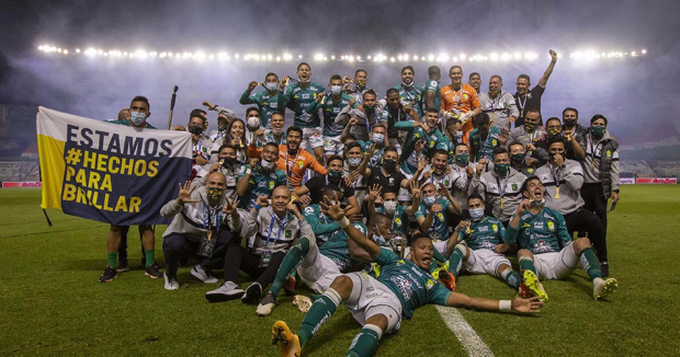 León celebra una el título ante los Pumas de la UNAM