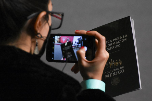 Una reportera toma fotos a la Guía Ética para la Transformación de México, el pasado 26 de noviembre.