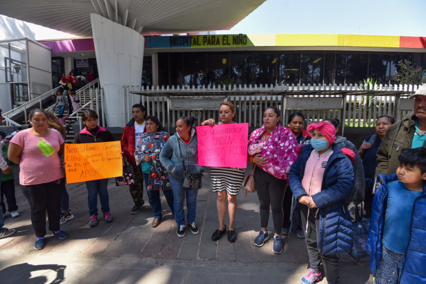 Padres de familia protestan frente al Hospital para el Niño, de Toluca, por la falta de tratamientos contra el cáncer de sus hijos.