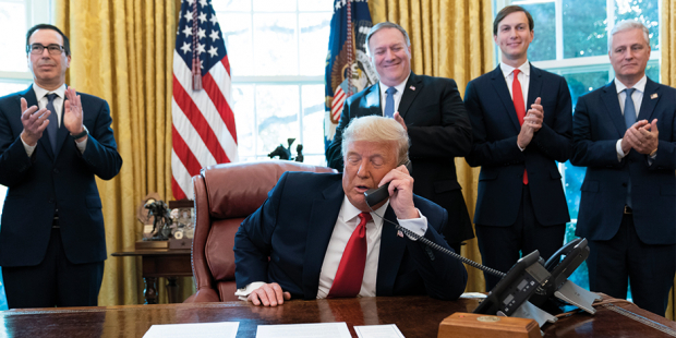 El presidente estadounidense, Donald Trump, realiza una llamada telefónica, en octubre pasado, frente a integrantes de su gabinete y asesores, incluido su yerno Jared Kushner (de corbata roja).