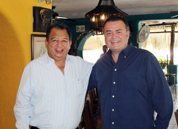 Walton conversó con el diputado local y también aspirante Arturo Martínez Núñez.