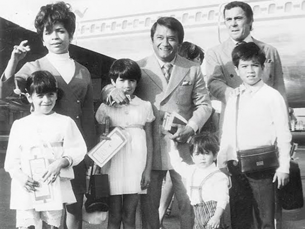 Armando Manzanero, María Elena Arjona Torres y sus hijos