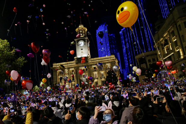 Los habitantes de la ciudad han estado esta noche llenando la calle para brindar por el Año Nuevo.