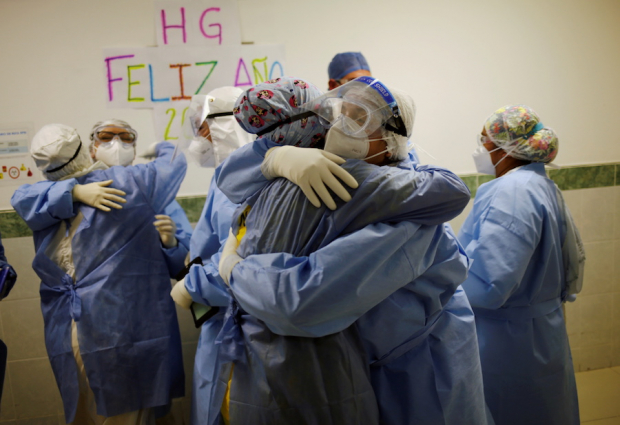Personal médico celebra el Año Nuevo, en la unidad de terapia intensiva de pacientes Covid, en el Hospital General de Ciudad Juárez.