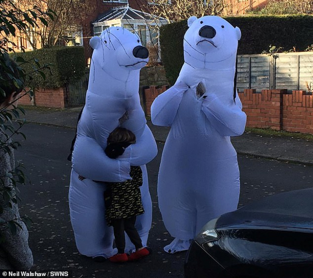 Abuelitos se disfrazan de osos polares