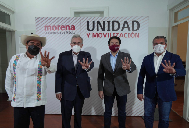 El dirigente morenista, Mario Delgado (tercero de der. a izq.), con los aspirantes a las gubernaturas de Guerrero, Michoacán y Sinaloa, cuyas candidaturas buscan ser impugnadas por otros contendientes.