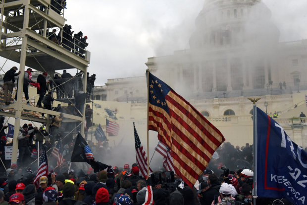 Los disturbios siguen al exterior del Capitolio.