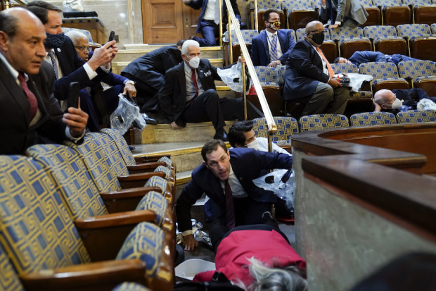 Momentos en que algunos congresistas se arrodillaron en el suelo junto a sus asientos, buscando protegerse.