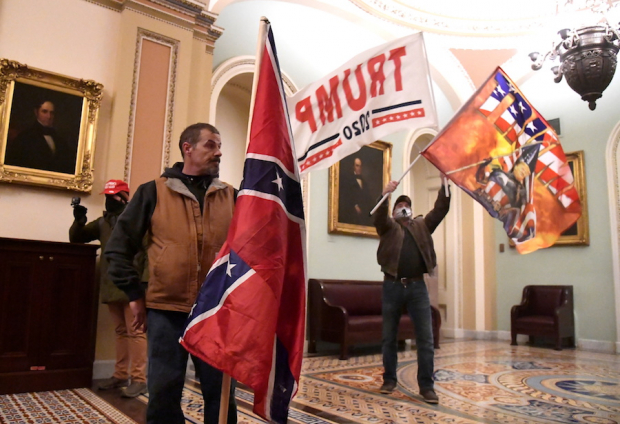 Simpatizantes del republicano Donald Trump ingresaron al edifico del Senado ondeando banderas, ayer.