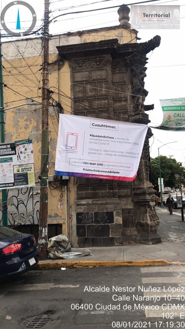 La alcaldía ha colgado pancartas, una en la calle Naranjo.