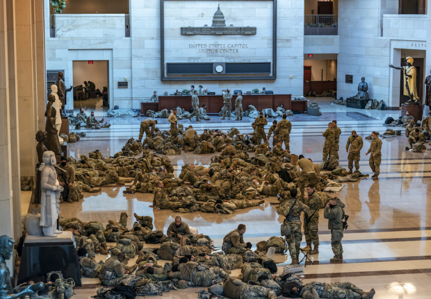 Cientos de elementos de la Guardia Nacional custodian el recinto parlamentario; adentro duermen en el piso; Trump pide a fuerzas de  seguridad hacer lo necesario para mantener el orden.