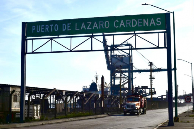 El Presidente visitó el puerto de Michoacán en Lázaro Cárdenas.