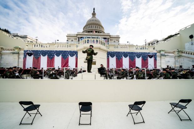 La banda militar realiza un ensayo frente al lugar donde Biden tomará posesión.