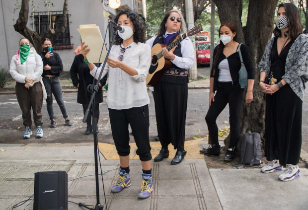 Feministas protestan frente a la representación del estado de Oaxaca en la CDMX para exigir justicia para María Elena Ríos, el pasado 14 de septiembre.