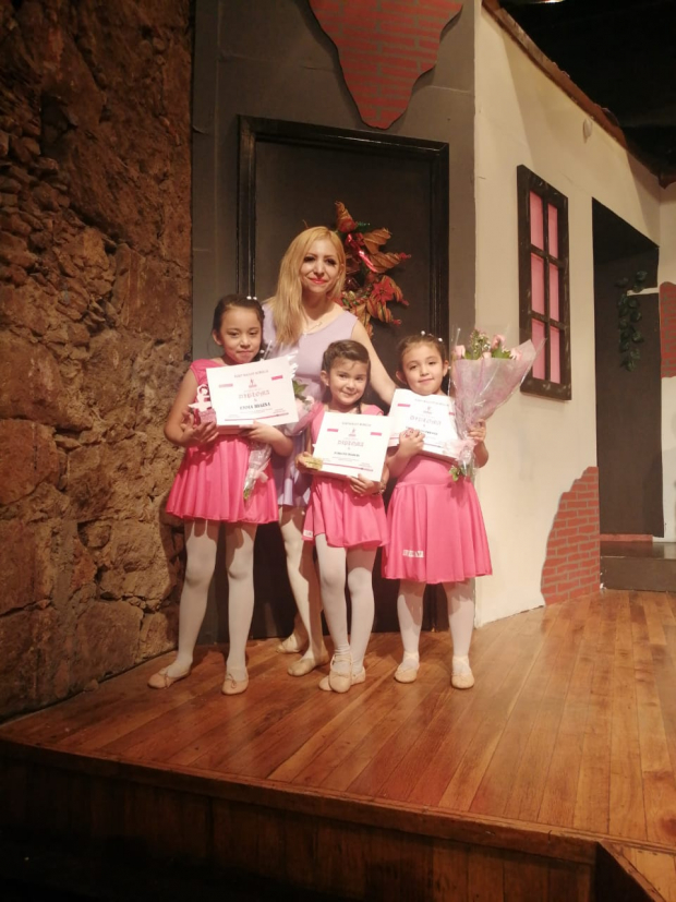 La bailarina y docente Tania Sánchez con sus alumnas.