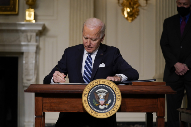 El presidente Joe Biden firma una orden ejecutiva sobre el cambio climático.